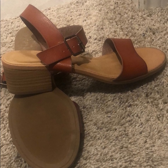 Open toe sandal with 1.5inch heel - Picture 3 of 3